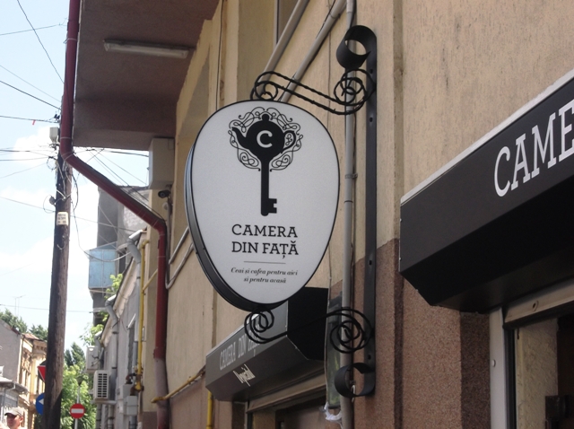 Firma publicitara din fier forjat camera din fata