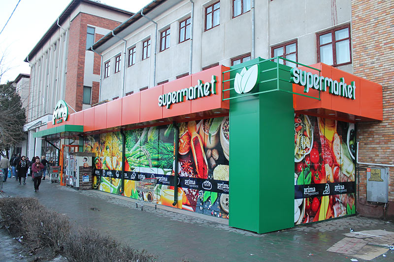 Decorare cu alucobond si litere volumetrice fatada supermarket topoloveni arges