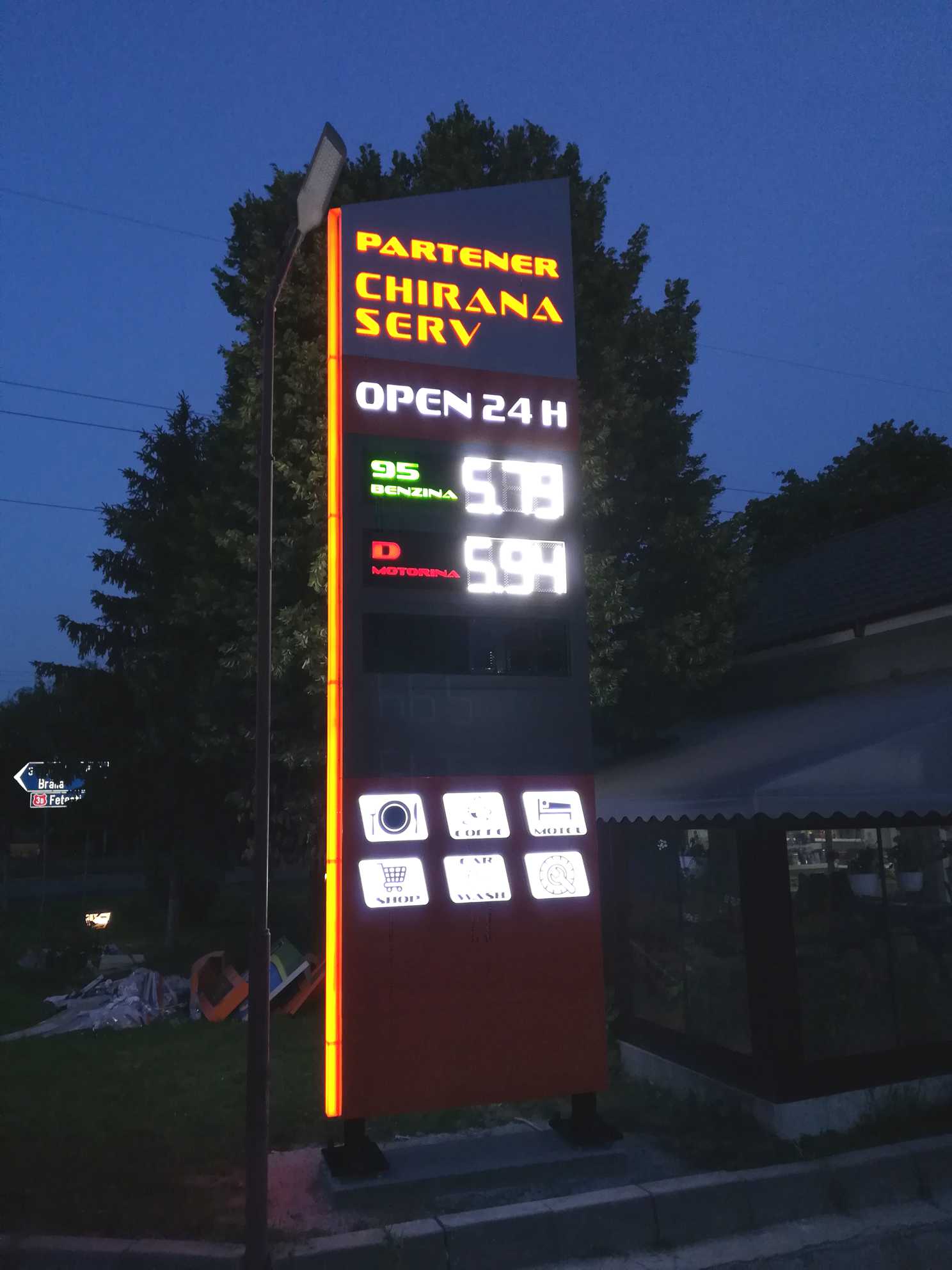 Totem benzinarie Chirana Serv